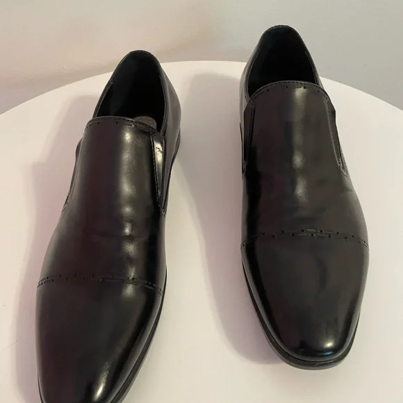 BRAND NWOT NEVER WORN BEFORE KENNETH COLE REACTION 9.5 BLACK LEATHER SLIP ONS - Picture 2 of 6